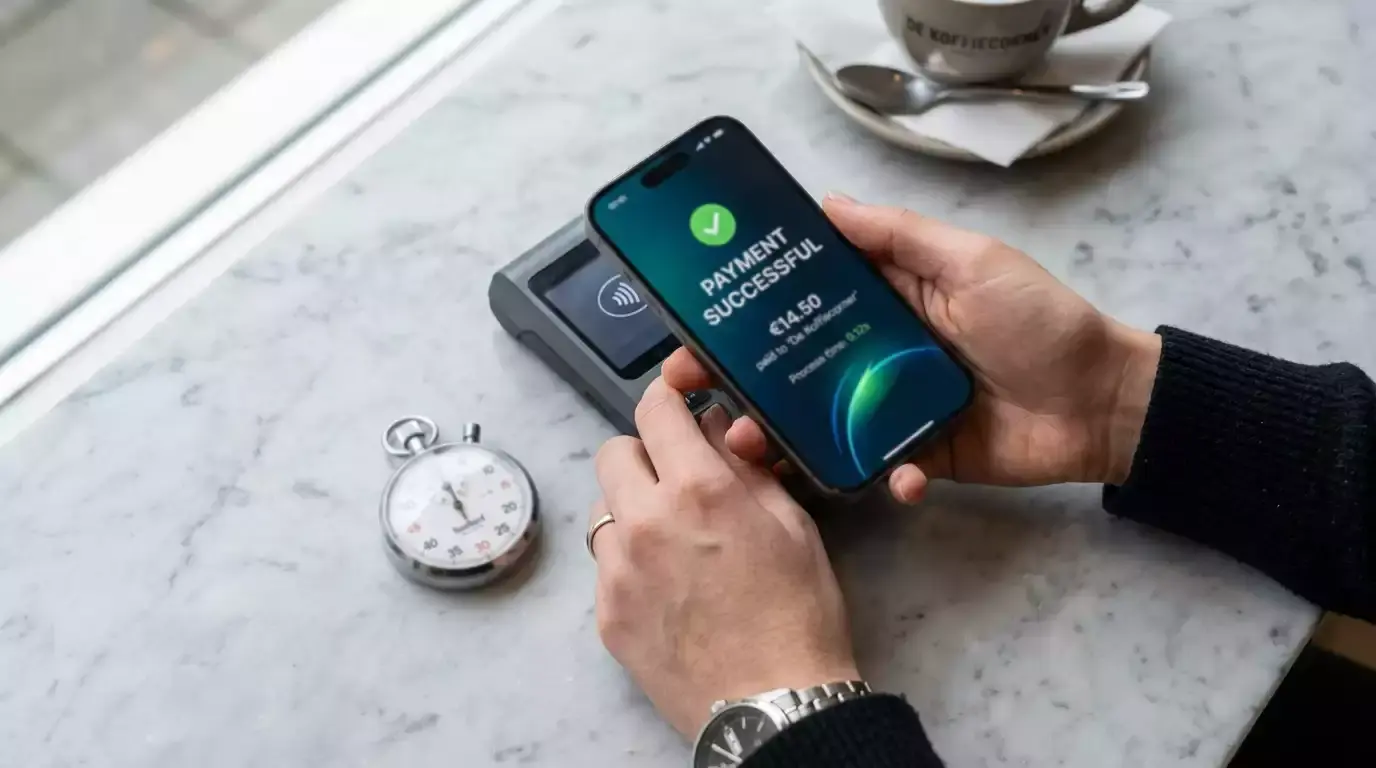 Smartphone met een snelle digitale betaling en een klok die direct verwerking toont